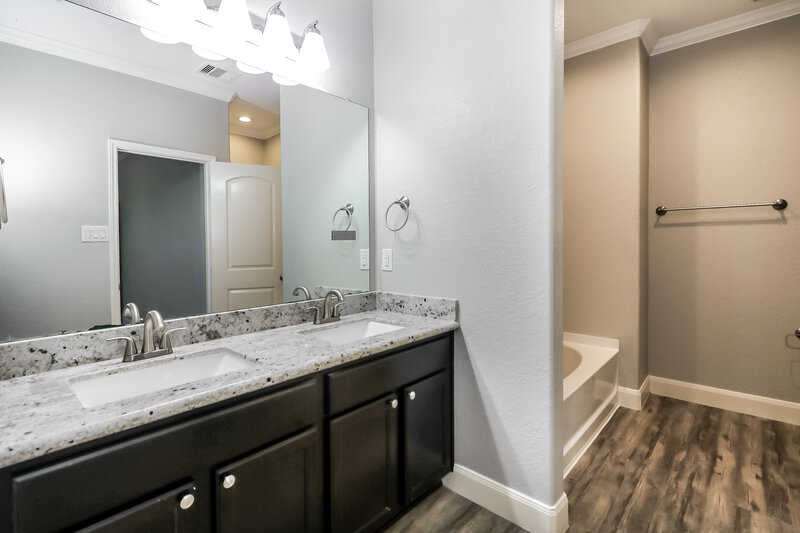 2,255/Mo, 6126 Namika St Katy, TX 77449 Main Bathroom View 2