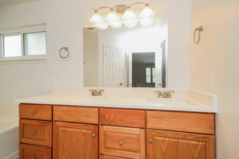 1,955/Mo, 4310 Egret Dr Seabrook, TX 77586 Main Bathroom View