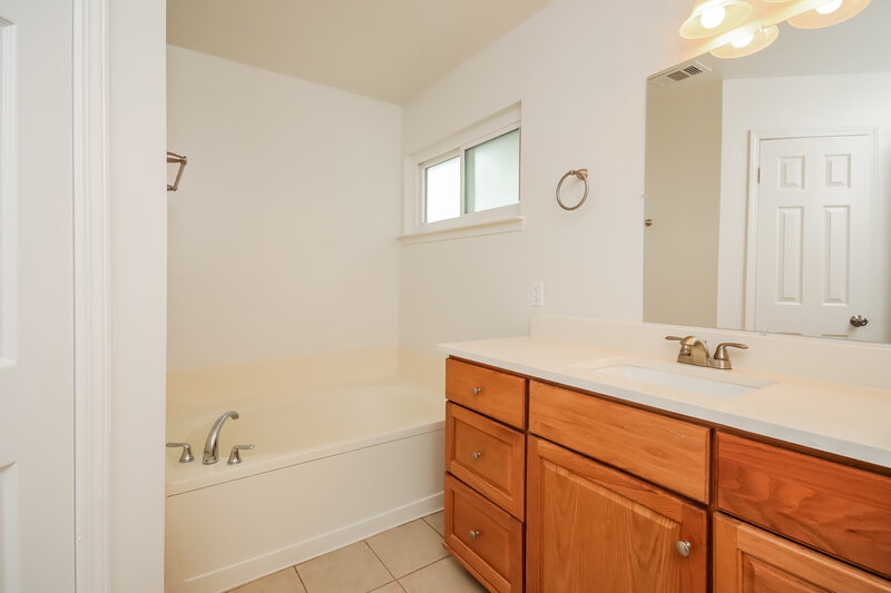 1,955/Mo, 4310 Egret Dr Seabrook, TX 77586 Main Bathroom View 2