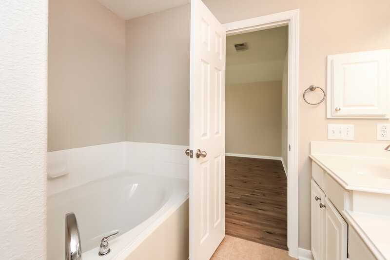 2,170/Mo, 1435 Monterra Pt Fresno, TX 77545 Main Bathroom View 2