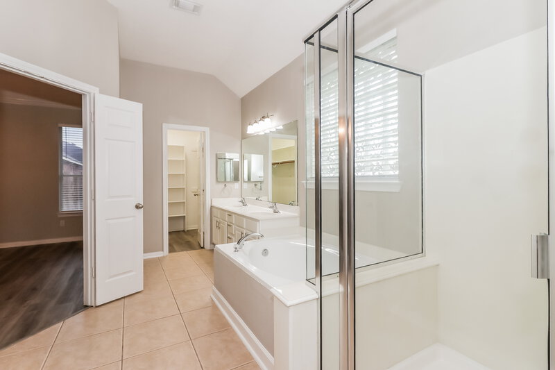 2,310/Mo, 10719 Gilford Crest Dr Spring, TX 77379 Main Bathroom View