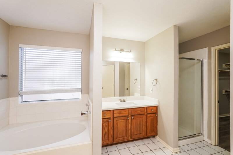 2,055/Mo, 2131 War Admiral Dr Stafford, TX 77477 Main Bathroom View