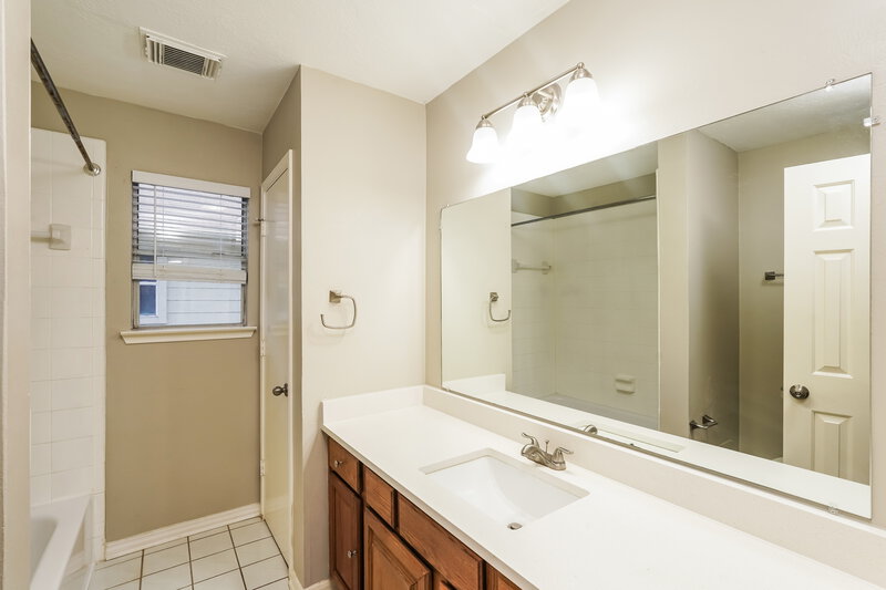 2,055/Mo, 2131 War Admiral Dr Stafford, TX 77477 Bathroom View