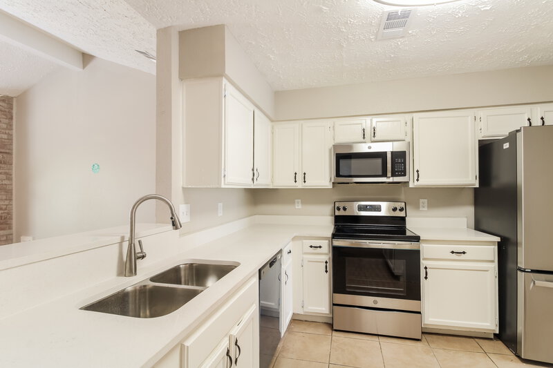 1,900/Mo, 1807 Oakwell Ln Katy, TX 77449 Kitchen View