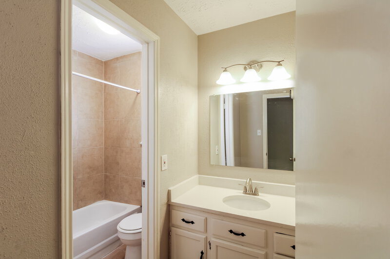 1,900/Mo, 1807 Oakwell Ln Katy, TX 77449 Main Bathroom View