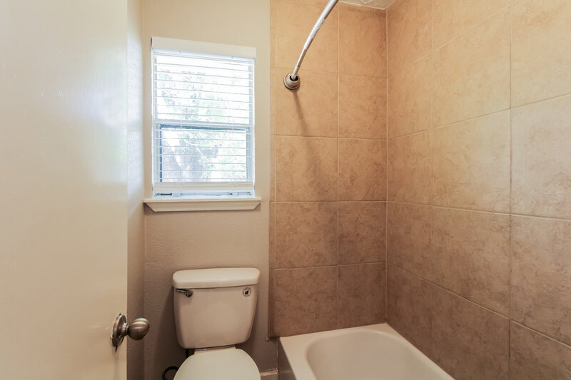 1,900/Mo, 1807 Oakwell Ln Katy, TX 77449 Bathroom View 2