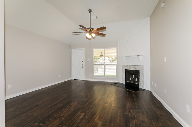 1,745/Mo, 311 Lake View Dr Montgomery, TX 77356 Living Room View