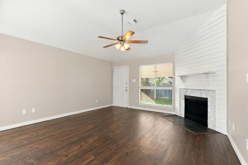 1,795/Mo, 311 Lake View Dr Montgomery, TX 77356 Living Room View 2