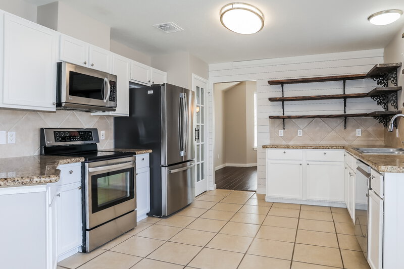 1,745/Mo, 311 Lake View Dr Montgomery, TX 77356 Kitchen View