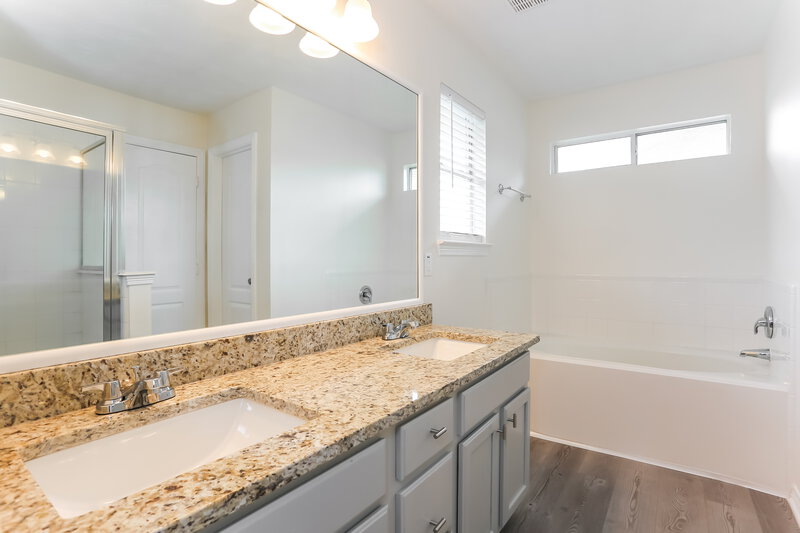 2,140/Mo, 3119 Southern Cross Ct Spring, TX 77373 Main Bathroom View 2