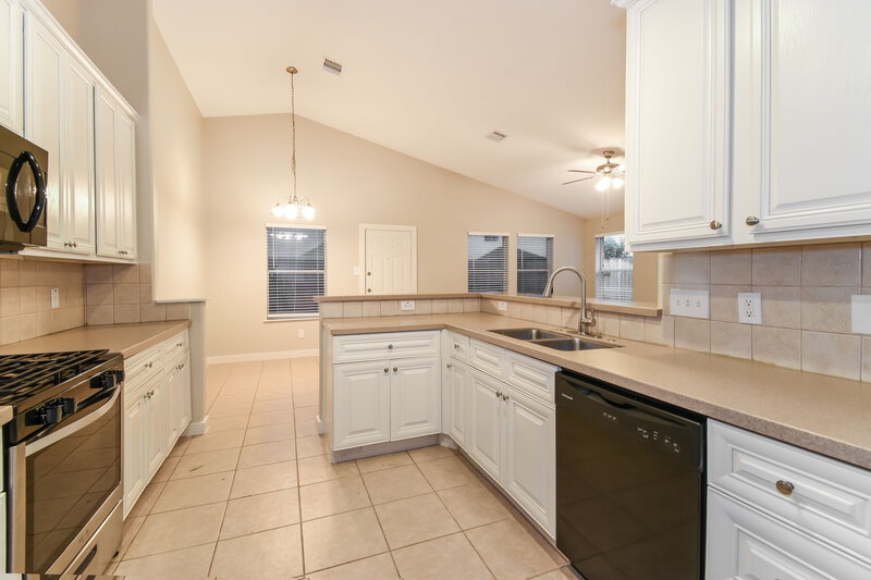 2,425/Mo, 415 Magnolia Estates Dr League City, TX 77573 Kitchen View 2