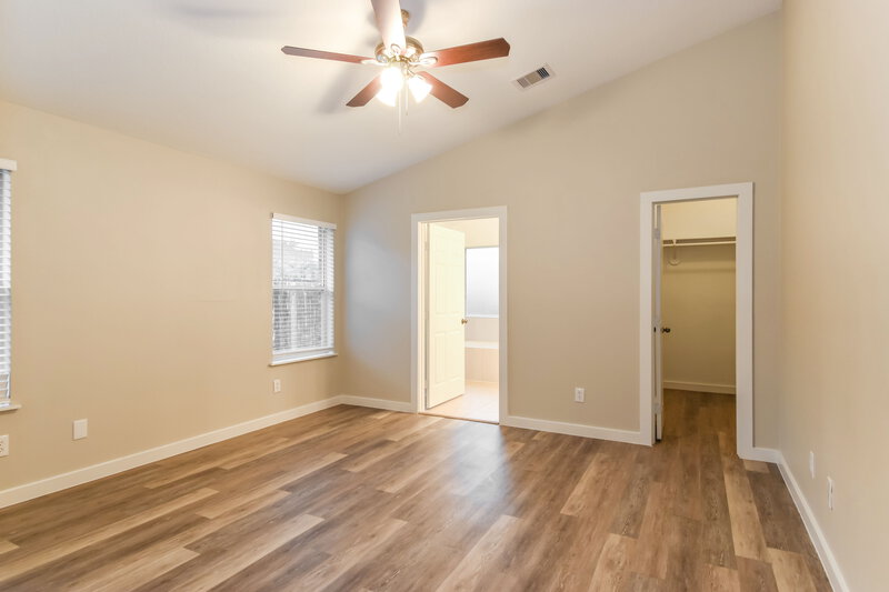 2,425/Mo, 415 Magnolia Estates Dr League City, TX 77573 Main Bedroom View