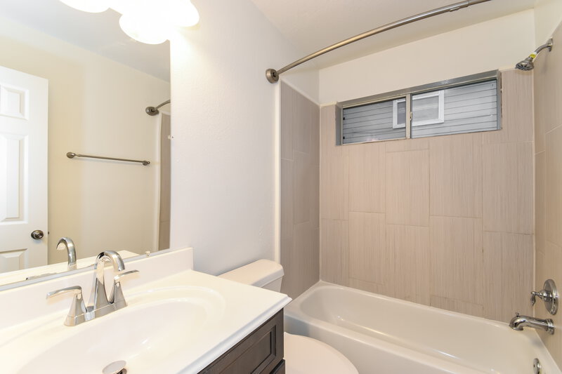 2,425/Mo, 415 Magnolia Estates Dr League City, TX 77573 Bathroom View