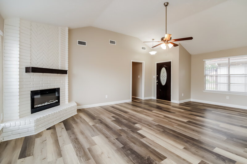 1,850/Mo, 13618 Oak Ledge Dr Houston, TX 77065 Living Room View 3