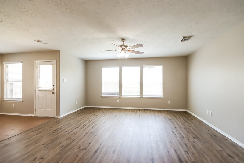 2,475/Mo, 19922 Sweet Magnolia Pl Humble, TX 77338 Living Room View 2