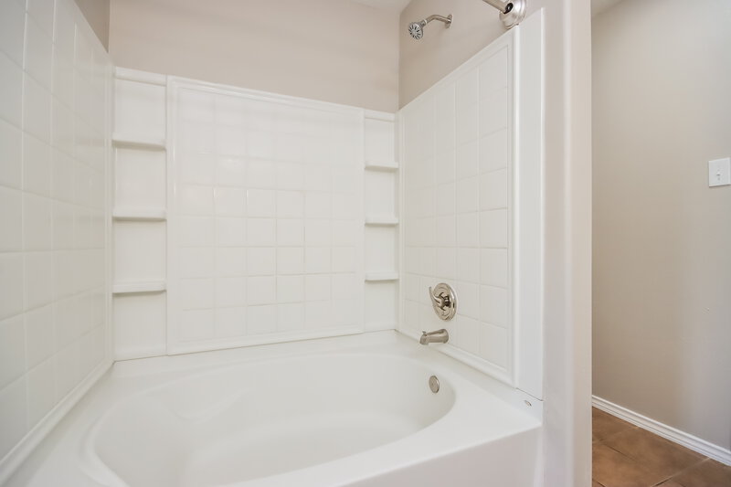 2,475/Mo, 19922 Sweet Magnolia Pl Humble, TX 77338 Main Bathroom View 2