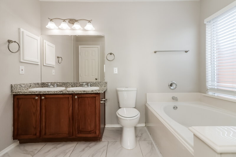 1,895/Mo, 6027 Water Violet Ln Richmond, TX 77407 Main Bathroom View