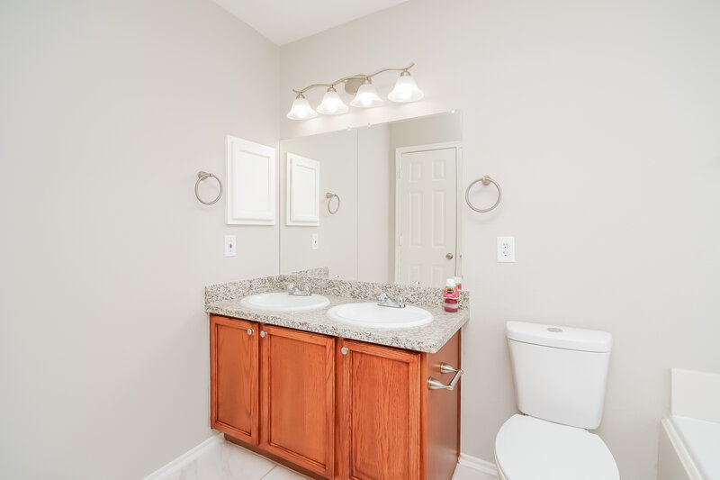 2,145/Mo, 6027 Water Violet Ln Richmond, TX 77407 Main Bathroom View 2