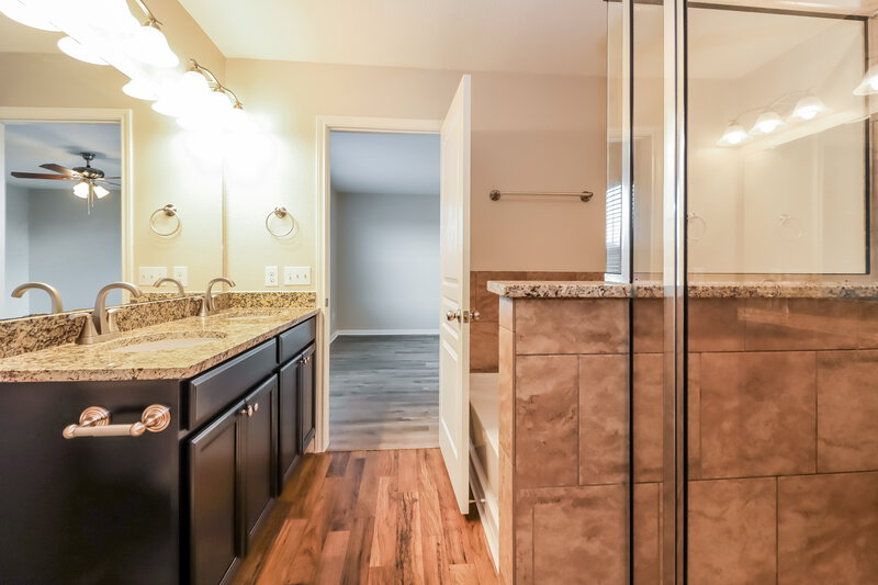 2,395/Mo, 2418 Lawn Crest Dr Missouri City, TX 77489 Main Bathroom View 2