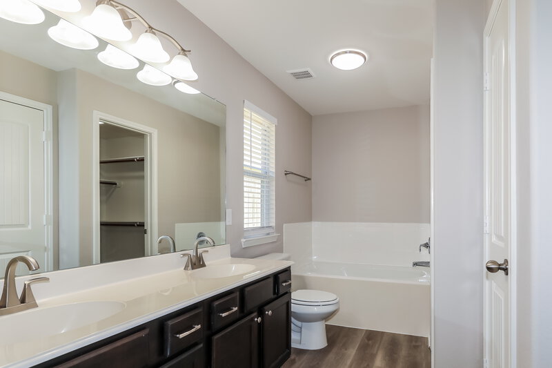 2,080/Mo, 1015 Briar Cut Off Conroe, TX 77301 Main Bathroom View