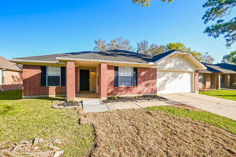 2,230/Mo, 4923 Bayboro Park Dr Friendswood, TX 77546 Front View
