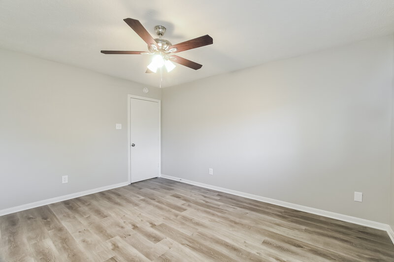 2,230/Mo, 4923 Bayboro Park Dr Friendswood, TX 77546 Main Bedroom View 2