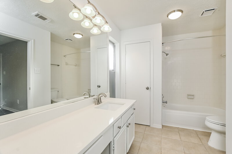 2,230/Mo, 4923 Bayboro Park Dr Friendswood, TX 77546 Main Bathroom View