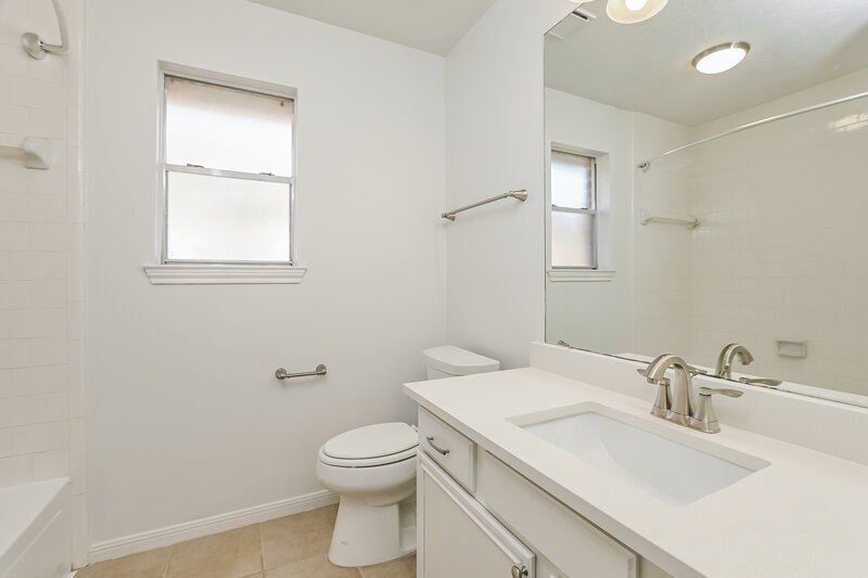 2,230/Mo, 4923 Bayboro Park Dr Friendswood, TX 77546 Bathroom View