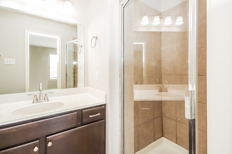 2,165/Mo, 5754 Saluda Creek Ln Houston, TX 77085 Main Bathroom View