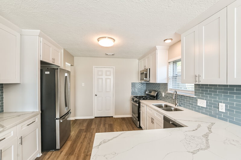 2,440/Mo, 1714 Oak Meadow Dr Kemah, TX 77565 Kitchen View 2
