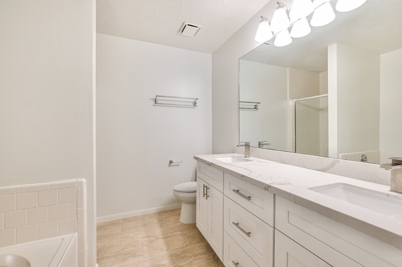 2,440/Mo, 1714 Oak Meadow Dr Kemah, TX 77565 Main Bathroom View