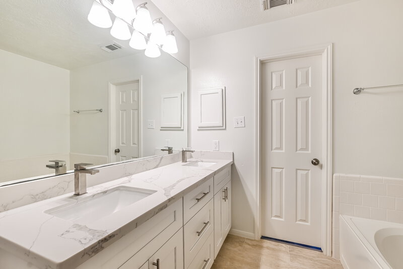 2,440/Mo, 1714 Oak Meadow Dr Kemah, TX 77565 Main Bathroom View 2