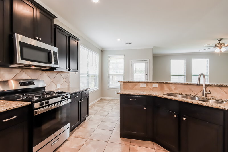 2,580/Mo, 8314 Bay Run Ave Baytown, TX 77521 Kitchen View 2