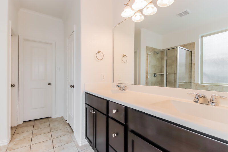 2,580/Mo, 8314 Bay Run Ave Baytown, TX 77521 Main Bathroom View