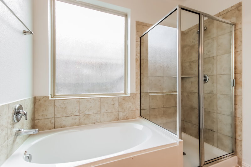2,580/Mo, 8314 Bay Run Ave Baytown, TX 77521 Main Bathroom View 2