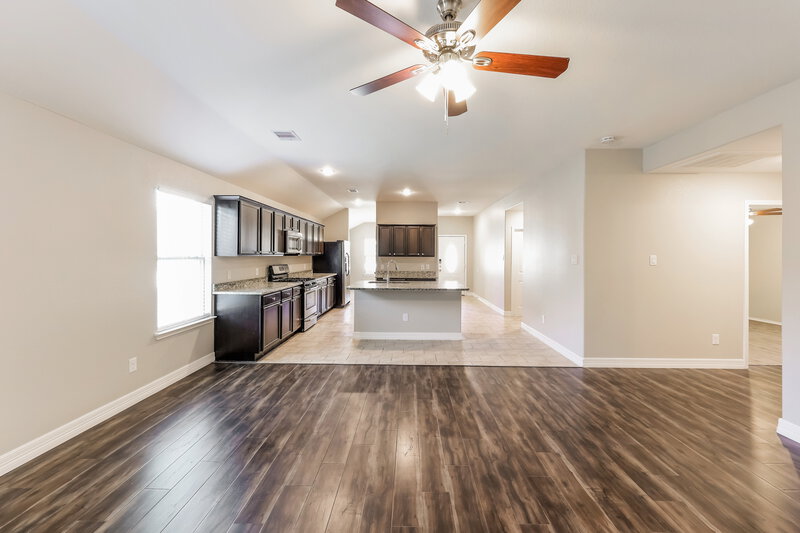 2,235/Mo, 9414 Paloma Creek Dr Tomball, TX 77375 Living Room View