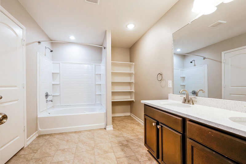 2,235/Mo, 9414 Paloma Creek Dr Tomball, TX 77375 Main Bathroom View