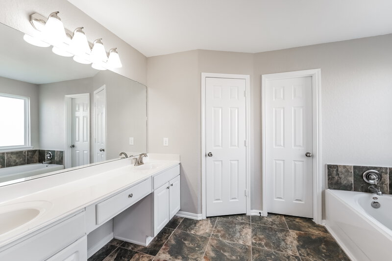 2,040/Mo, 3131 View Valley Trl Katy, TX 77493 Main Bathroom View