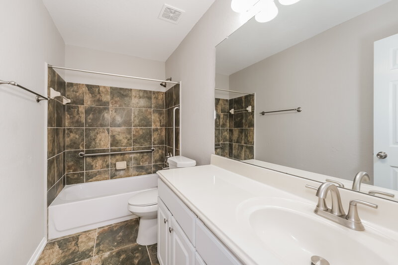 2,040/Mo, 3131 View Valley Trl Katy, TX 77493 Bathroom View