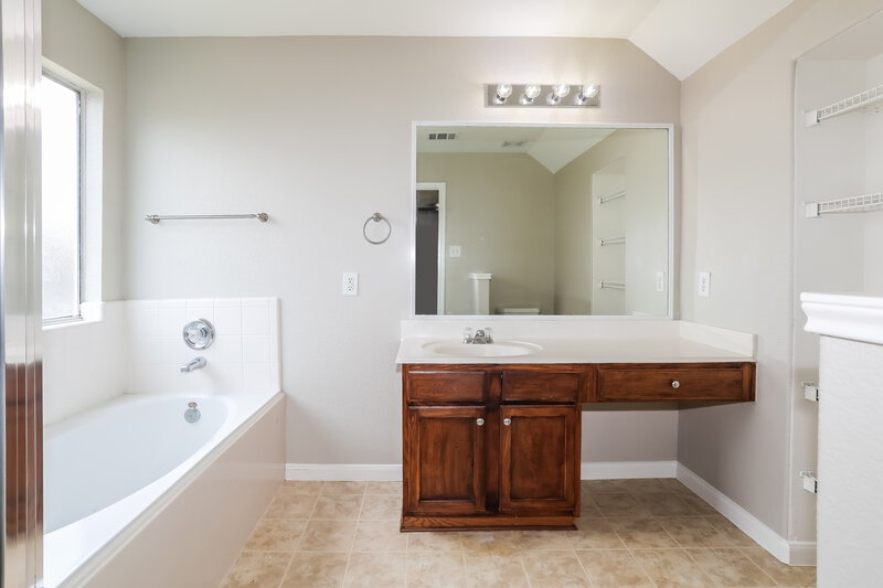 2,400/Mo, 21334 Bella Luna Ct Spring, TX 77379 Main Bathroom View
