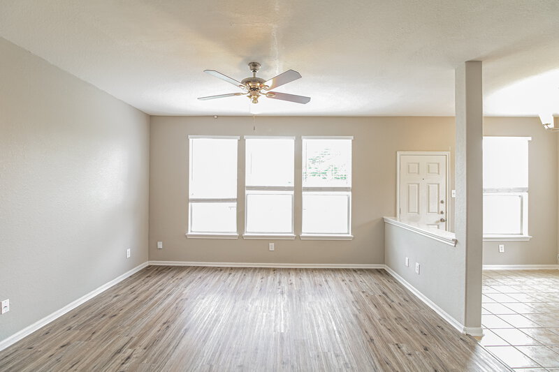 2,500/Mo, 11305 Shoal Creek Dr Pearland, TX 77584 Living Room View 2