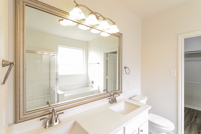 2,500/Mo, 11305 Shoal Creek Dr Pearland, TX 77584 Main Bathroom View
