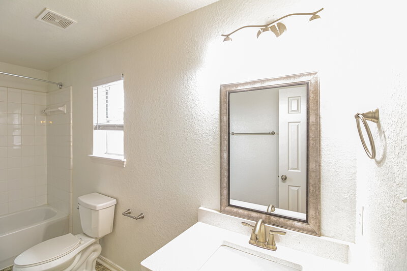 2,500/Mo, 11305 Shoal Creek Dr Pearland, TX 77584 Bathroom View