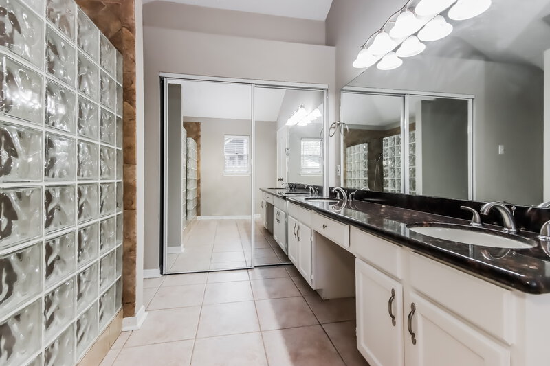 2,340/Mo, 5414 Garden Village Dr Humble, TX 77339 Main Bathroom View