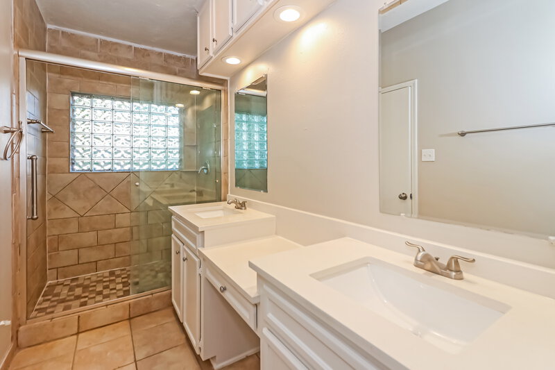 2,365/Mo, 2951 Lakeview Dr Missouri City, TX 77459 Main Bathroom View