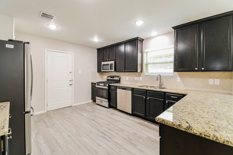 2,320/Mo, 5106 Bay Ln Bacliff, TX 77518 Kitchen View