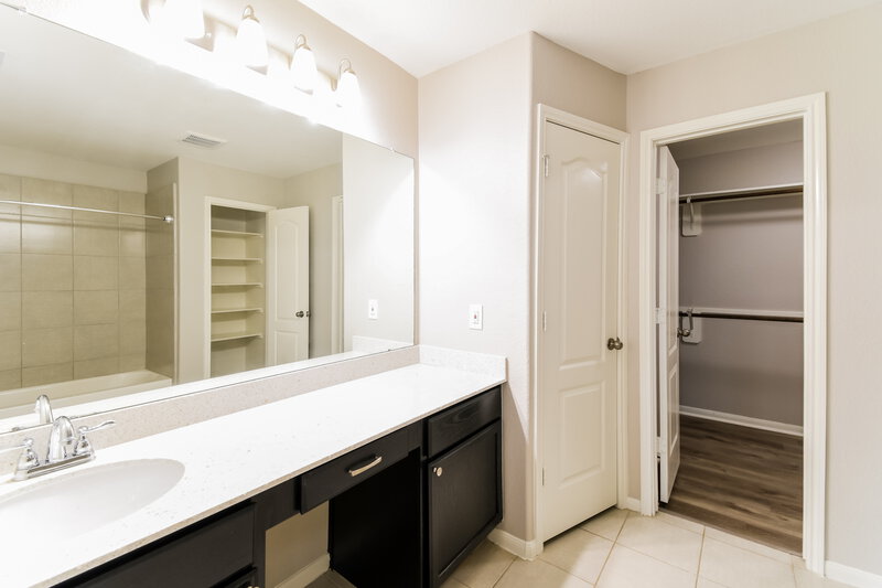 2,320/Mo, 5106 Bay Ln Bacliff, TX 77518 Main Bathroom View