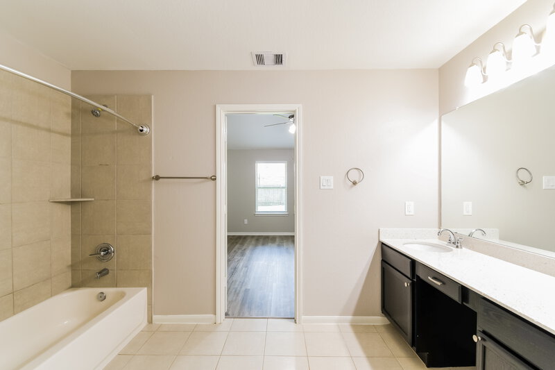 2,320/Mo, 5106 Bay Ln Bacliff, TX 77518 Main Bathroom View 2