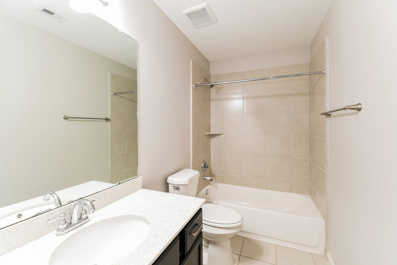 2,320/Mo, 5106 Bay Ln Bacliff, TX 77518 Bathroom View