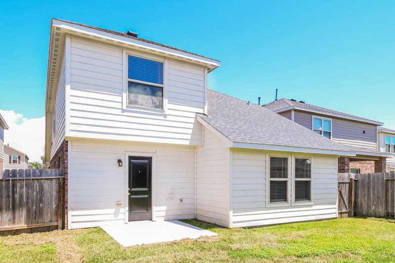 2,320/Mo, 5106 Bay Ln Bacliff, TX 77518 Rear View